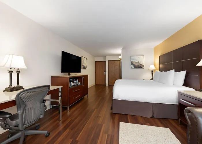 Wyndham Riverfront Hotel